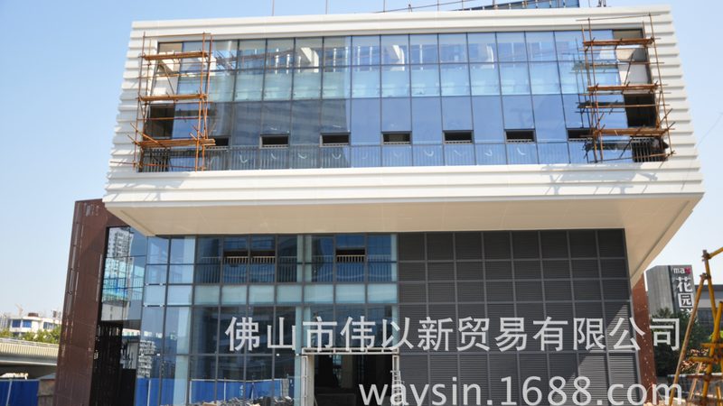 阳光房玻璃幕墙定制：揭秘其背后的技术与工艺